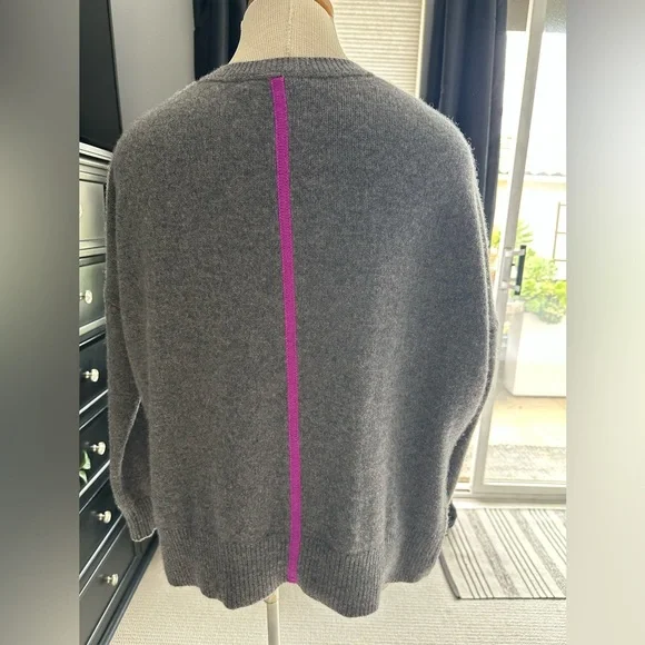 360 Cashmere Cozy Gray V-Neck Sweater, size large - Picture 4 of 14